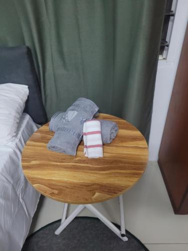 Nadi International AirportShalom Home Stay的一张小桌子，上面放着毛巾和一张床