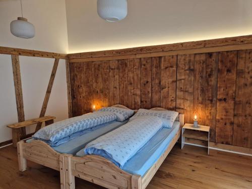 Giường trong phòng chung tại Ferienwohnung Tgèsa Stefania