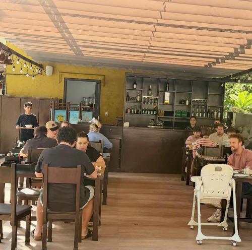 un gruppo di persone sedute ai tavoli di un ristorante di Tam Cốc Valley Eco Resort a Ninh Binh