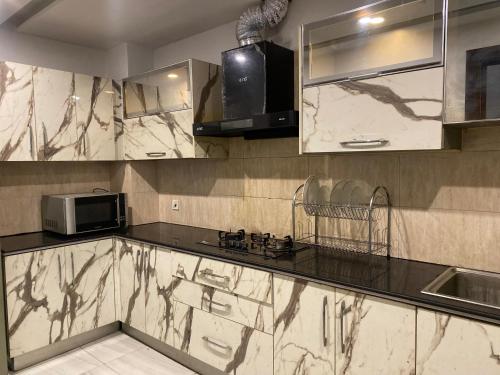 Η κουζίνα ή μικρή κουζίνα στο 2 Bedroom Executive Suite in DHA Phase 8