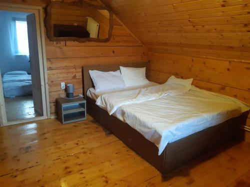 Ένα ή περισσότερα κρεβάτια σε δωμάτιο στο Cabanuta din Deal