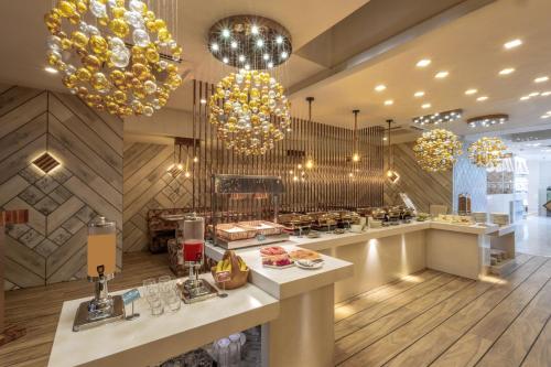 Η κουζίνα ή μικρή κουζίνα στο De Glance Hotel, Near Surat Railway Station