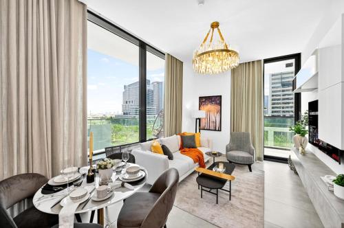 Golden Stays - Luxe 1BR Retreat I Cinema Access & Elegant Stay