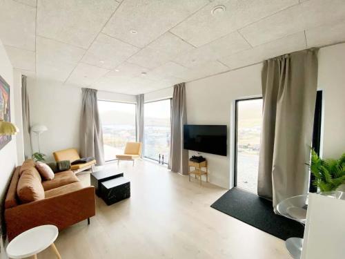 Μια τηλεόραση ή/και κέντρο ψυχαγωγίας στο Modern 4BR Luxury Home with Ocean View & Jacuzzi