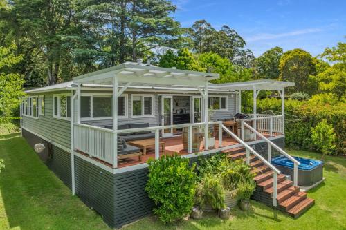 a mobile home with a deck and a pergola at The Sleepy Roo, Kangaroo Valley in Kangaroo Valley