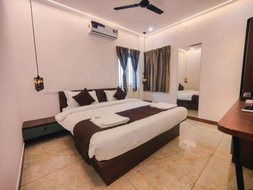 a bedroom with a large bed in a room at Hotel Nova Grande' in Hosūr