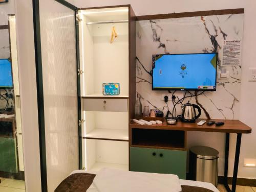 Zimmer mit einem Computer und einem Schreibtisch mit Monitor in der Unterkunft Hotel Nova Grande' in Hosur