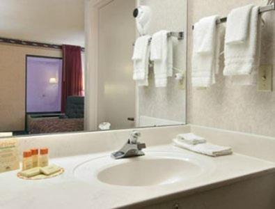 un bagno con lavandino e specchio di Days Inn by Wyndham Saint Pauls a Saint Pauls