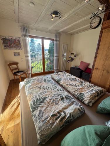 una camera da letto con due letti e una finestra di Naturoase, Nähe Arlberg und Montafon, Perfekter Startpunkt zum Skifahren ! a Grünkraut