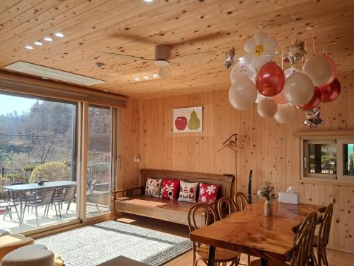 Χώρος καθιστικού στο Cheonan Stay Daejeong Lake