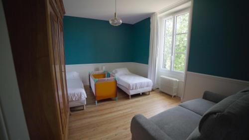 Ένα ή περισσότερα κρεβάτια σε δωμάτιο στο Les Gîtes du Château de la Viaudière