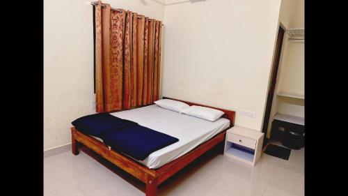 Ένα ή περισσότερα κρεβάτια σε δωμάτιο στο Pandu Ranga Residency Nirvana Beach