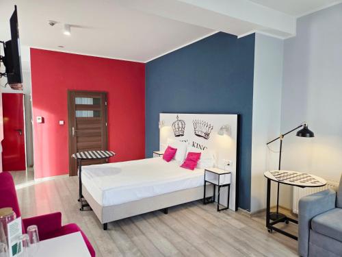 En eller flere senge i et værelse på Apartamenty w Centrum