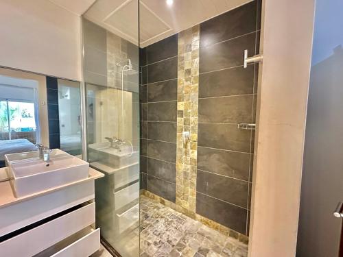 Cape Bay by AAA Rentals - Cap Malheureux في كاب مالهيريوكْسْ: حمام مع حوض ودش