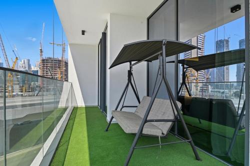 Golden Stays - Luxury 1BR Apartment I Cinema Access I Pool & Gym