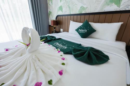 Xóm TramPolaris Resort & Spa的一张白色的床,上面有婚纱