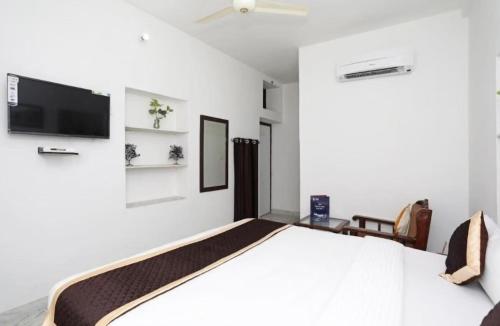 Una televisión o centro de entretenimiento en Hotel Sunrise International