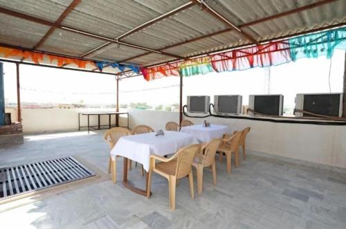 Una televisión o centro de entretenimiento en Hotel Sunrise International