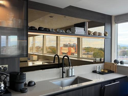 eine Küche mit einem Waschbecken und einem großen Fenster in der Unterkunft Large luxury apartment in Central Harrogate in Harrogate