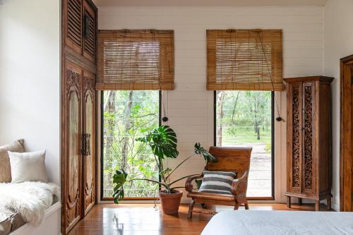 Ένα ή περισσότερα κρεβάτια σε δωμάτιο στο The Boathouses at Leaves & Fishes