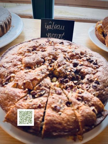 een taart bovenop een tafel bij La Grange des Eulets in Bourg-Saint-Maurice