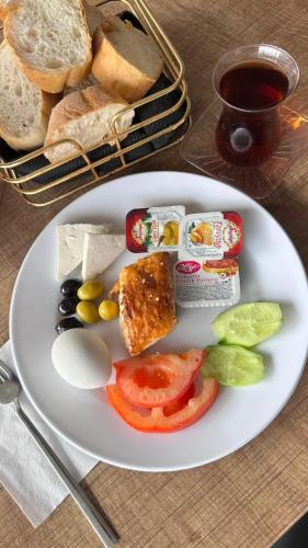 een bord met brood en groenten op een tafel bij Kaya-Royal-Hotel Beyazit Istanbul All Tea And Coffee Are Complimentary And Available 24-7 On Our Sea View Terrace Restaurant in Istanbul