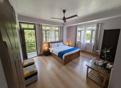 Giường trong phòng chung tại Blue Sky Homestay , Lingmoo