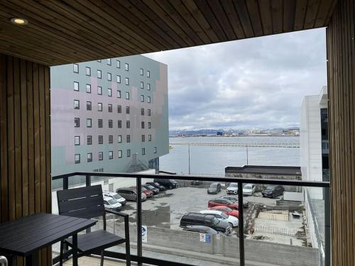 einen Balkon mit Blick auf den Yachthafen und ein Gebäude in der Unterkunft Arctic Sea Apartments in Hammerfest