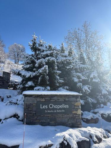 a sign for less chicago in the snow at Chalet Beaufort in Saint-Martin-de-Belleville