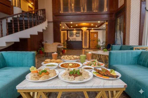 HaripūrAlexandra Cottage的桌子上摆满了食物