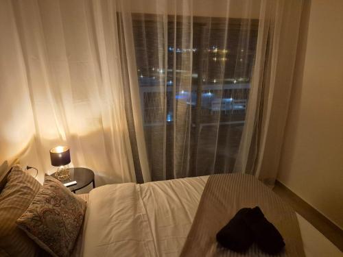 卡博尼格洛Modernes Appartment, 3 Pools, Panoramablick的一间卧室配有一张床和一扇带灯的窗户