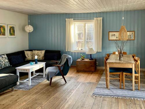 Χώρος καθιστικού στο Traditional Swedish House In The Forest