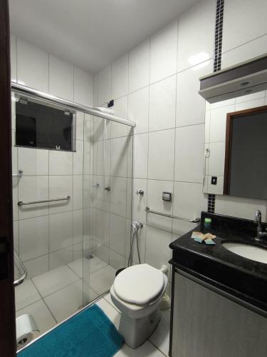Un baño con ducha, inodoro y lavabo. en Brisa do Sul, en Umuarama