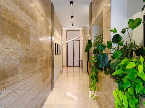 Un pasillo con plantas en un pasillo. en DUOMO Wonderful Apartment for 6, en Milán