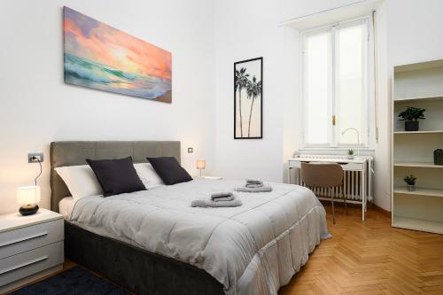 Un dormitorio con una cama grande y un escritorio. en DUOMO Wonderful Apartment for 6, en Milán