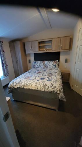 En eller flere senge i et værelse på Ollie's Towyn