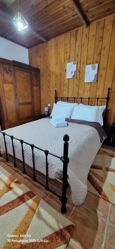 Una cama o camas en una habitación de IRENE'S village home