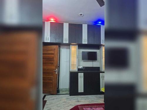 Η κουζίνα ή μικρή κουζίνα στο Hotel O shreyansh