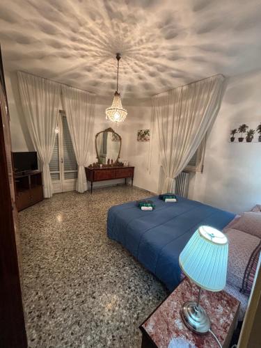 ein Schlafzimmer mit einem blauen Bett und einem Spiegel in der Unterkunft Cleo Calla in Ancona