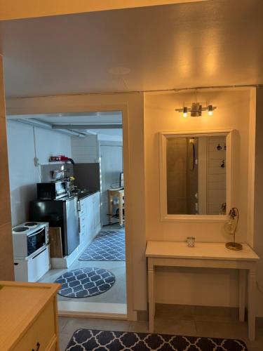 una cucina con un tavolo e un piano di lavoro di Semesterlägenheter 150m till Vänern ad Åmål