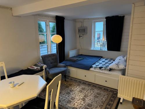 una piccola stanza con un letto e un tavolo di Semesterlägenheter 150m till Vänern ad Åmål