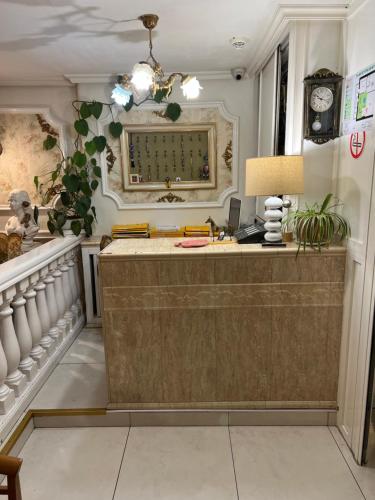 Camera con scrivania, lampada e orologio. di Hotel Relax a Marsiglia