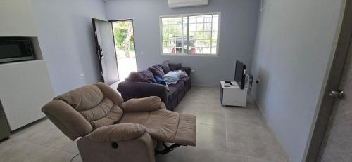 Μια τηλεόραση ή/και κέντρο ψυχαγωγίας στο Your Dream Beachfront Escape Luxury, Nature, Fun at Juan Hombron