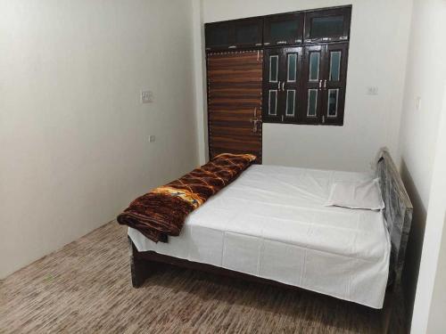 Ένα ή περισσότερα κρεβάτια σε δωμάτιο στο SPOT ON Om Hotel & Restorent