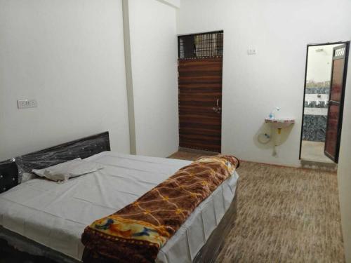 Ένα ή περισσότερα κρεβάτια σε δωμάτιο στο SPOT ON Om Hotel & Restorent