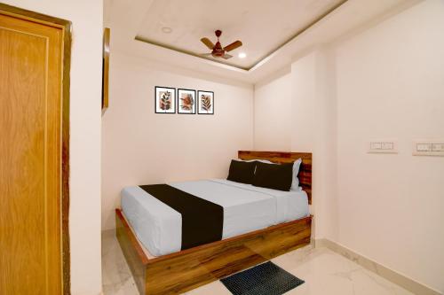 a bedroom with a bed and a ceiling fan at SPOT ON Night Owl Hotel &guest House in Bārāsat
