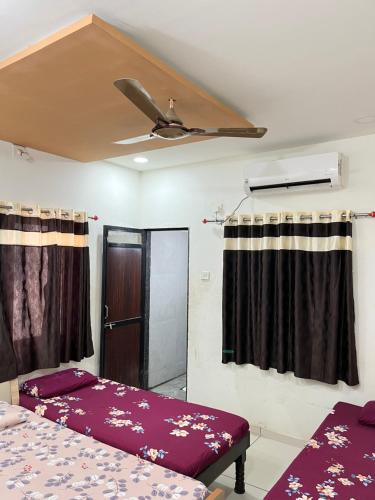 Ένα ή περισσότερα κρεβάτια σε δωμάτιο στο Veer Home-stay