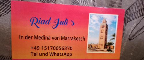 マラケシュにあるJuli'sの時計塔の絵が描かれた看板