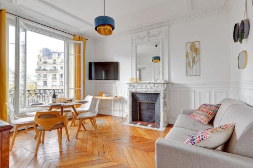 TBS 321 - Superb apartment with Eiffel Tower view
