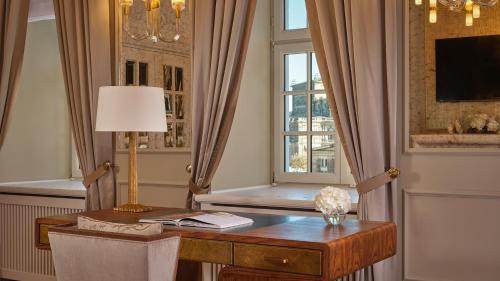 Hotel Taschenbergpalais Kempinski — View (from property/room)